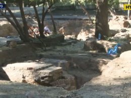В Днепре во время раскопок фундамента старинной церкви нашли склеп с двумя ограбленными гробами
