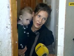 У Києві 4-річна дівчинка вештається вулицями голодна та боса