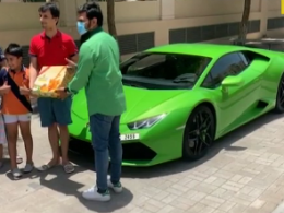В ОАЭ продукты покупателям домой развозит директор магазина на Lamborghini