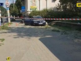 В Черновцах машина влетела в остановку: женщине оторвало ногу