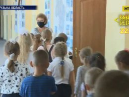 В Україні водночас у двох містах після масових шкільних лінійок цілі класи відправили на карантин