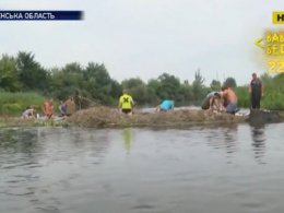 Унікальний прадавній човен витягли з дна річки на Рівненщині