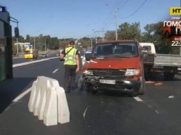 В Харькове пьяный водитель микроавтобуса налетел на мужчин, которые ремонтировали мост