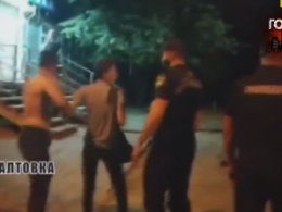 Пьяные подростки подрались с правоохранителями в Харькове