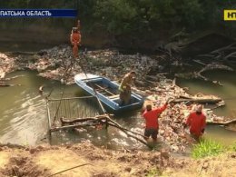 Із закарпатських річок виловили холодильники, меблі, телевізори та навіть труп людини