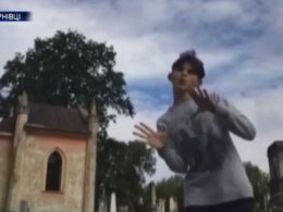 14-річний підліток влаштував танці на кладовищі у Чернівцях