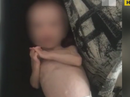 У Росії жінка народила доньку та півроку морила її голодом і ховала у шафі