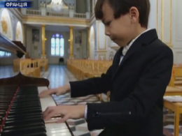 6-летний мальчик во Франции научился мастерски играть на фортепиано