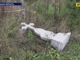 Почти 30 надгробий разбил вандал в Винницкой области