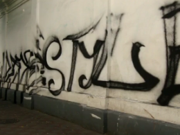 Стены столичной Софии Киевской постоянно обрисовывают вандалы