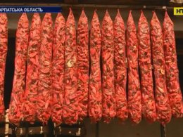 На Закарпатті триває активний збір урожаю червоного солодкого перцю