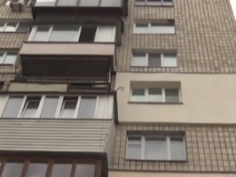 Мать с 6-летней дочерью выпали из окна девятого этажа в Киеве