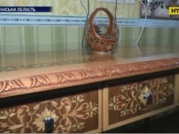 77-летний пенсионер на Черкасщине украсил дом своими хенд-мейд изделиями