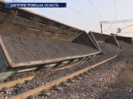 Грузовой поезд слетел с рельсов в Днепропетровской области