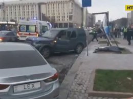 На Майдані Незалежності іномарка збила пішоходів (оновлено)