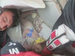 В Ізмірі на завалах після землетрусу вдруге за добу знайшли живою дитину