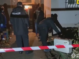 Закривавлене тіло чоловіка знайшли у під'їзді висотки в Одесі