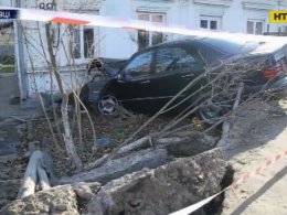В Черновцах мерседес протаранил забор и влетел в жилой дом