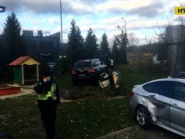 Водитель разбил детскую площадку и несколько авто во Львове
