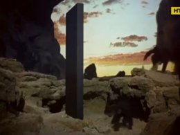 В США посреди пустыни обнаружили загадочный трехметровый серебристый обелиск