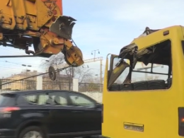 Стрела автокрана протаранила маршрутку с пассажирами в Одессе