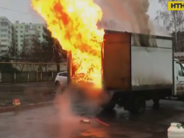 У Сумах вщент згоріла вантажівка з газобалонною установкою