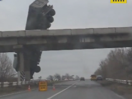 В Донецкой области грузовик сорвался с моста и повис над дорогой