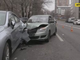 В Киеве таксист влетел в припаркованную на обочине машину