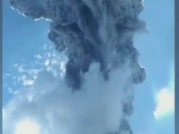 В Індонезії через виверження вулкану закрили міжнародний аеропорт