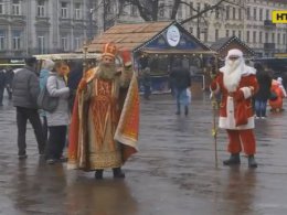 В столице продолжают устанавливать Новогоднюю елку на Софийской площади