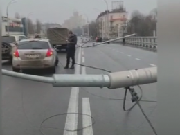 На Шулявському мосту в Києві демонтували ще 6 ліхтарів