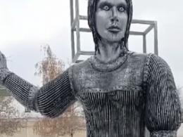 В российском Нововоронеже построили памятник Аленке, которым пугают детей