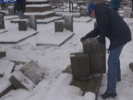 В Херсоні вандали розтрощили декілька десятків могил на старовинному цвинтарі