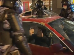 В Москве и Петербурге полиция жестоко разогнала митингующих