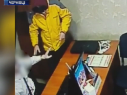 В Черновцах мужчина среди бела дня ограбил кредитное учреждение