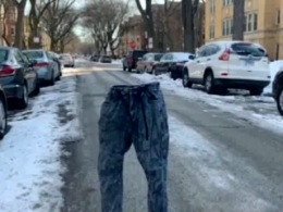Письменник із Чикаго Адам Зельцер залишає скрижанілий одяг на власноруч розчищених майданчиках, щоб постійно мати, де залишити авто