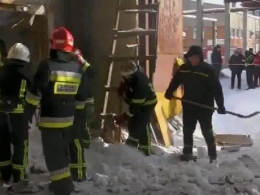 Во Львове утром, вероятно под тяжестью снега на крыше, рухнула кирпичная здание склада металла в которой находился охранник