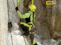 Чешские альпинисты поднялись вверх по ледяной скале