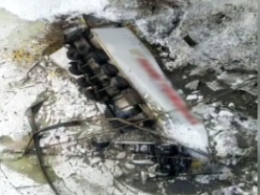 На Чернігівщині вантажний автомобіль пробив огородження мосту і впав у Десну