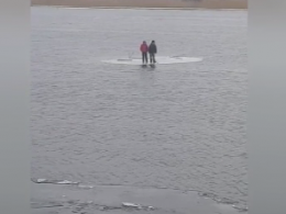В Херсоне двое школьников едва не утонули, дрейфуя на льду