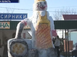 Гигантского снеговика-повара слепили жители села Сырники, на Волыни