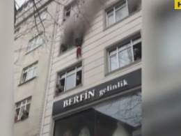 У Стамбулі мати викинула 4 дітей із вікна, щоби врятувати з вогню
