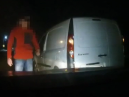 На Львівщині п'яний водій лопатою потрощив автомобіль патрульних.