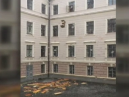 У Чернівцях меблі вилітали з вікна будівлі обласної адміністрації
