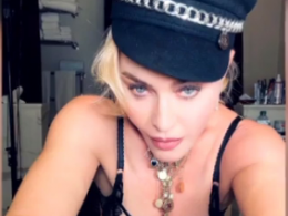 Мадонна поделилась фото в эротическом белье, почти полностью обнажив бюст