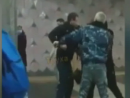 В Харьковском метро пассажир без защитной маски устроил драку с патрульным