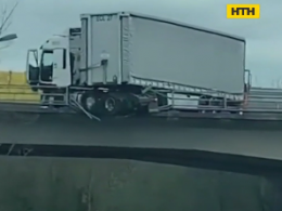 У США некерована вантажівка злетіла з мосту над 25 метровою прірвою