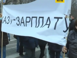 Более сотни работников Харьковского авиационного завода вышли на митинг