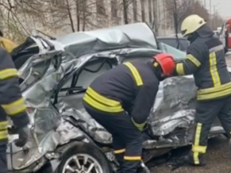 В Запорожье при столкновении легковушки и маршрутки погибла молодая женщина