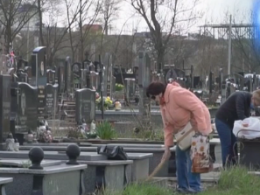 Почти 80 могил повредили на кладбище Тернополя